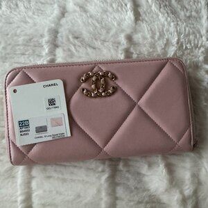 ✨ CHANEL 19 Long Zipped Wallet – Lambskin Elegance in Blush Pink ✨